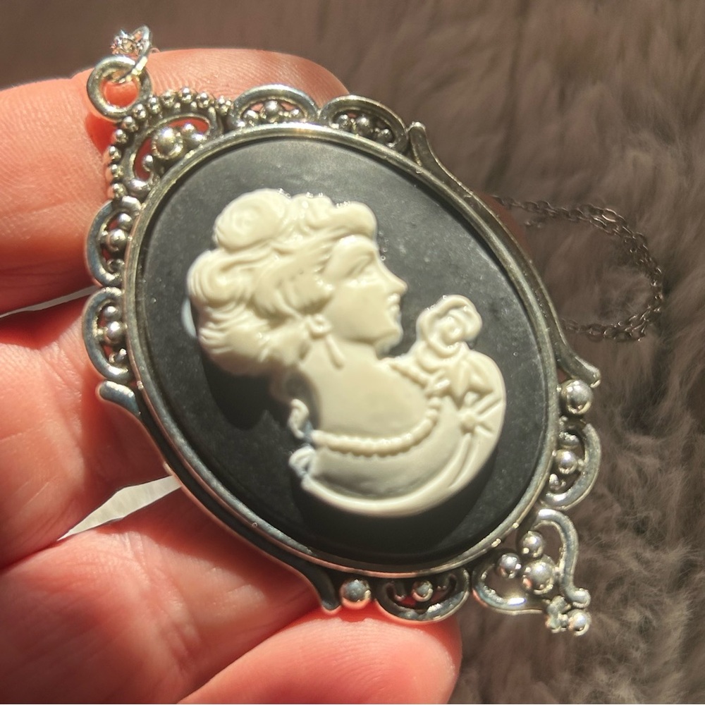 Handcrafted black and white Victorian lady cameo pendant on chain necklace - Picture 6 of 7